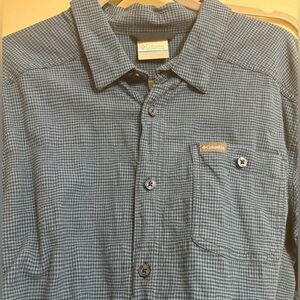 Columbia Sportswear Men's Blue and Navy T-shirt